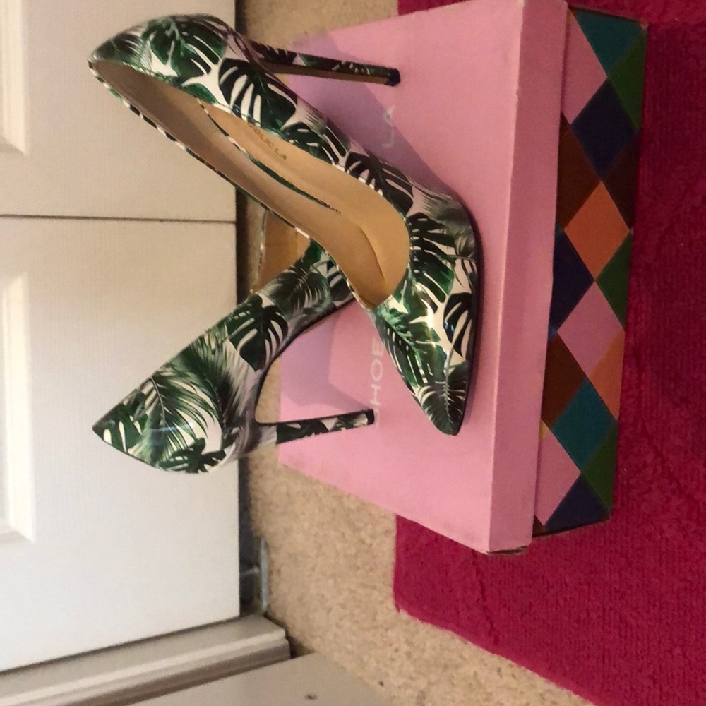Green Leaf Patent Leather Pumps